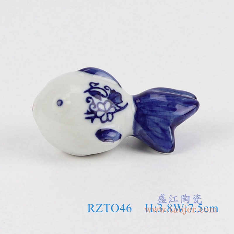 雕塑青花花卉金鱼;产品编号：RZTO46       产品尺寸(单位cm):  高：3.8直径：7.5口径：底径：重量：0.01KG