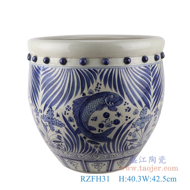 青花瓷（blue and white porcelain），又称白地青花瓷，常简称青花，是中国瓷器的主流品种之一，属釉下彩瓷。青花瓷是用含氧化钴的钴矿为原料，在陶瓷坯体上描绘纹饰，再罩上一层透明釉，经1300℃左右高温还原焰烧制而成。钴料烧成后呈蓝色，具有着色力强、发色鲜艳、烧成率高、呈色稳定的特点。汉族劳动人民制作瓷器的历史悠久，品种繁多。原始青花瓷于唐宋已见端倪，成熟的青花瓷则出现在元代景德镇的湖田窑。明代青花成为瓷器的主流。清康熙时发展到了顶峰。景德镇青花瓷以其烧造精致而独占熬头，造型优美，色彩绚丽，装饰精美，是景德镇四大传统名瓷之一，它无铅无毒，耐酸耐磨，面色经久不退，素有“永不凋谢的青花”之称。        本品坯胎全手工拉坯制作，釉面和青花料采用高档仿清颜料。瓶身山水风景图团花簇拥，构图优美，瓶颈花卉、圈足纹图和瓶身山水风景图交相辉映，相得益彰，层次清晰，瓷质温和细腻，釉色古朴清丽，晶莹丰润，清新养目，极具古意，具有较高的艺术欣赏和实用价值。