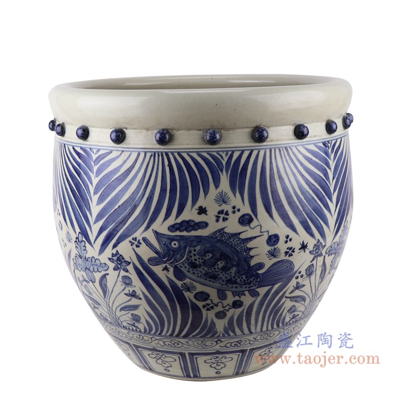 青花瓷（blue and white porcelain），又称白地青花瓷，常简称青花，是中国瓷器的主流品种之一，属釉下彩瓷。青花瓷是用含氧化钴的钴矿为原料，在陶瓷坯体上描绘纹饰，再罩上一层透明釉，经1300℃左右高温还原焰烧制而成。钴料烧成后呈蓝色，具有着色力强、发色鲜艳、烧成率高、呈色稳定的特点。汉族劳动人民制作瓷器的历史悠久，品种繁多。原始青花瓷于唐宋已见端倪，成熟的青花瓷则出现在元代景德镇的湖田窑。明代青花成为瓷器的主流。清康熙时发展到了顶峰。景德镇青花瓷以其烧造精致而独占熬头，造型优美，色彩绚丽，装饰精美，是景德镇四大传统名瓷之一，它无铅无毒，耐酸耐磨，面色经久不退，素有“永不凋谢的青花”之称。        本品坯胎全手工拉坯制作，釉面和青花料采用高档仿清颜料。瓶身山水风景图团花簇拥，构图优美，瓶颈花卉、圈足纹图和瓶身山水风景图交相辉映，相得益彰，层次清晰，瓷质温和细腻，釉色古朴清丽，晶莹丰润，清新养目，极具古意，具有较高的艺术欣赏和实用价值。