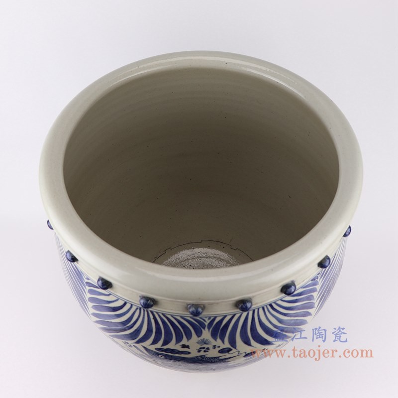 青花瓷（blue and white porcelain），又称白地青花瓷，常简称青花，是中国瓷器的主流品种之一，属釉下彩瓷。青花瓷是用含氧化钴的钴矿为原料，在陶瓷坯体上描绘纹饰，再罩上一层透明釉，经1300℃左右高温还原焰烧制而成。钴料烧成后呈蓝色，具有着色力强、发色鲜艳、烧成率高、呈色稳定的特点。汉族劳动人民制作瓷器的历史悠久，品种繁多。原始青花瓷于唐宋已见端倪，成熟的青花瓷则出现在元代景德镇的湖田窑。明代青花成为瓷器的主流。清康熙时发展到了顶峰。景德镇青花瓷以其烧造精致而独占熬头，造型优美，色彩绚丽，装饰精美，是景德镇四大传统名瓷之一，它无铅无毒，耐酸耐磨，面色经久不退，素有“永不凋谢的青花”之称。        本品坯胎全手工拉坯制作，釉面和青花料采用高档仿清颜料。瓶身山水风景图团花簇拥，构图优美，瓶颈花卉、圈足纹图和瓶身山水风景图交相辉映，相得益彰，层次清晰，瓷质温和细腻，釉色古朴清丽，晶莹丰润，清新养目，极具古意，具有较高的艺术欣赏和实用价值。