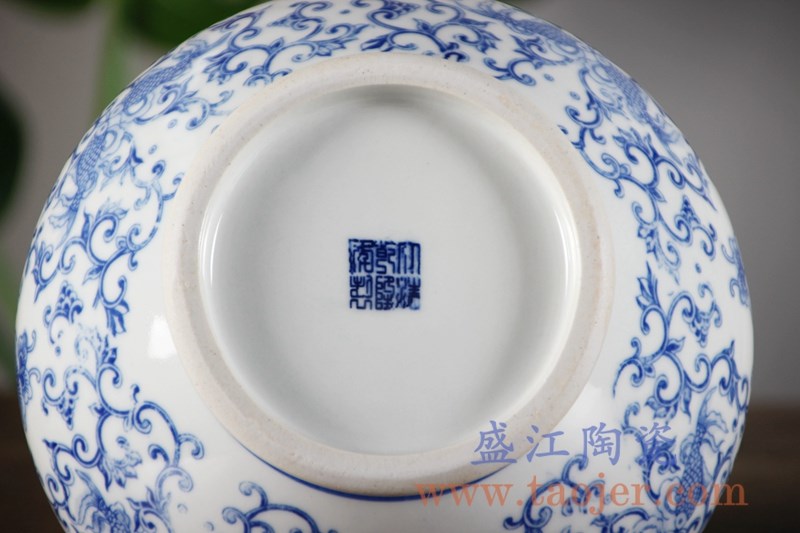 新中式仿古青花瓷花卉花瓶;产品编号：RYCI54-A       产品尺寸(单位cm):  高：31.4直径：20.1口径：底径：11.7重量：2.46KG