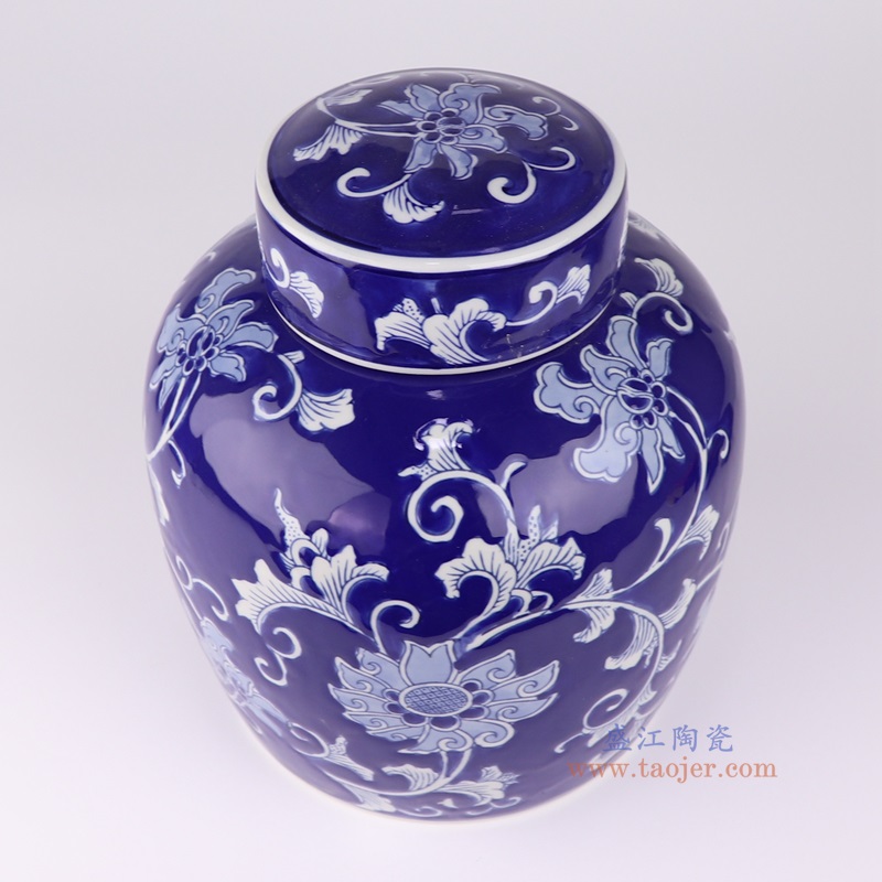 青花蓝底缠枝莲平顶罐，产品编号：RXAE-FL16-495       产品尺寸(单位cm):  高24直径20.2口径底径16.7重量2.02KG