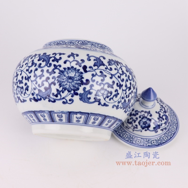 青花瓷（blue and white porcelain），又称白地青花瓷，常简称青花，是中国瓷器的主流品种之一，属釉下彩瓷。青花瓷是用含氧化钴的钴矿为原料，在陶瓷坯体上描绘纹饰，再罩上一层透明釉，经1300℃左右高温还原焰烧制而成。钴料烧成后呈蓝色，具有着色力强、发色鲜艳、烧成率高、呈色稳定的特点。汉族劳动人民制作瓷器的历史悠久，品种繁多。原始青花瓷于唐宋已见端倪，成熟的青花瓷则出现在元代景德镇的湖田窑。明代青花成为瓷器的主流。清康熙时发展到了顶峰。景德镇青花瓷以其烧造精致而独占熬头，造型优美，色彩绚丽，装饰精美，是景德镇四大传统名瓷之一，它无铅无毒，耐酸耐磨，面色经久不退，素有“永不凋谢的青花”之称。        本品坯胎全手工拉坯制作，釉面和青花料采用高档仿清颜料。瓶身山水风景图团花簇拥，构图优美，瓶颈花卉、圈足纹图和瓶身山水风景图交相辉映，相得益彰，层次清晰，瓷质温和细腻，釉色古朴清丽，晶莹丰润，清新养目，极具古意，具有较高的艺术欣赏和实用价值。