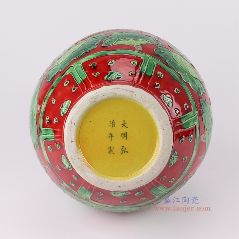 红底雕刻鸳鸯戏水荷花纹赏瓶大号，产品编号：RXAJ02-B       产品尺寸(单位cm):  高33直径21口径13底径10重量2KG